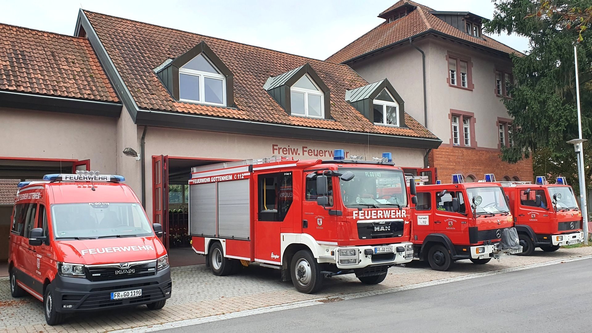 Feuerwehrhaus mit Fahrzeugen