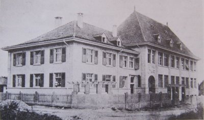 Schul- und Lehrerhaus (im Vordergrund) nach 1910