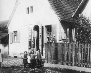 s´Hartebache Laden, Hauptstr. 50 um 1925